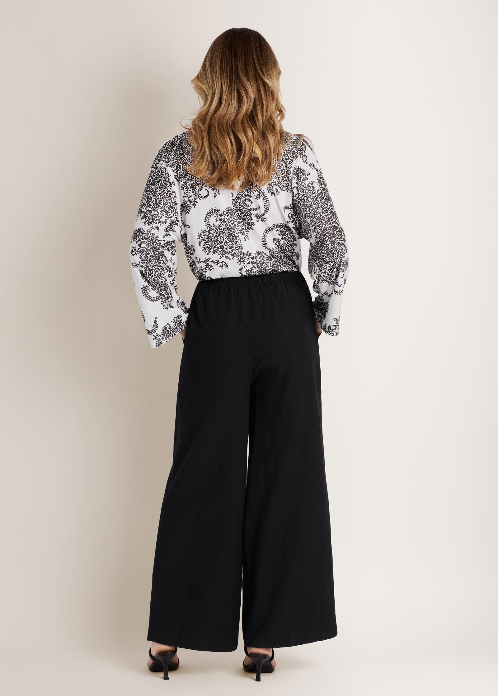 banded hem top white/black banded hem top white/black