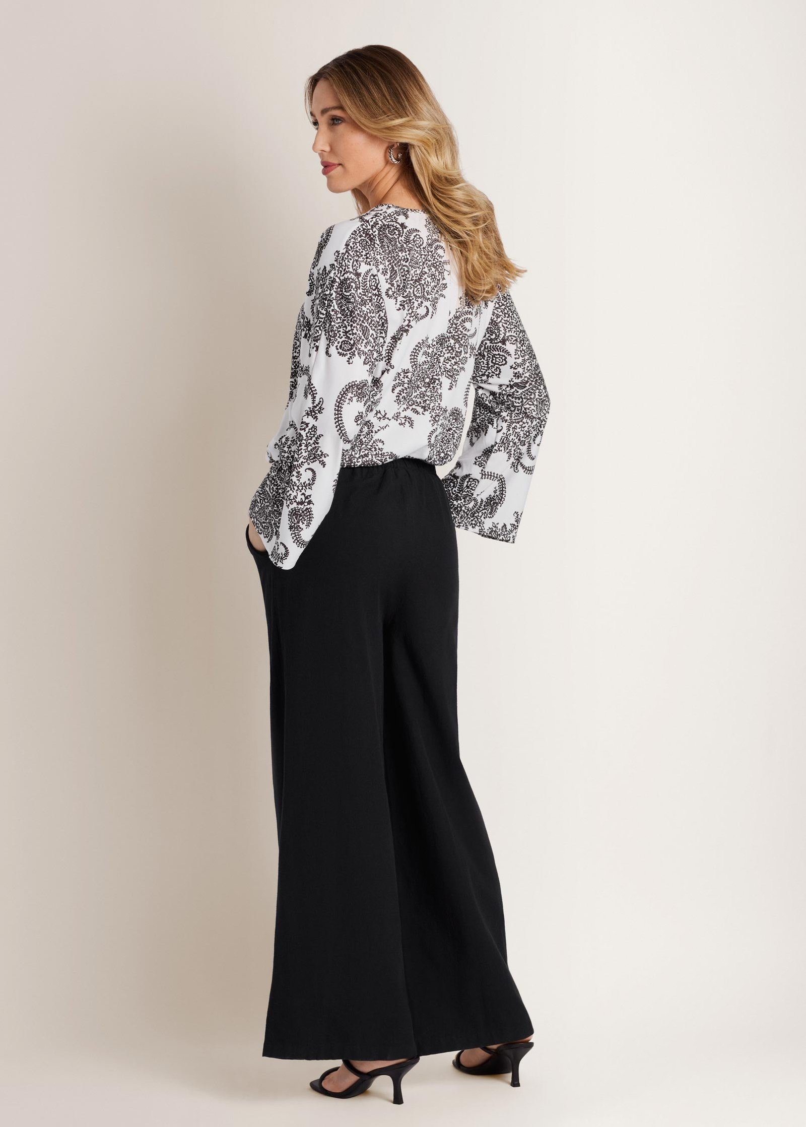 banded hem top white/black banded hem top white/black